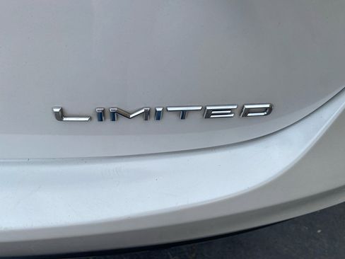 Used 2017 Toyota Avalon Limited image 9