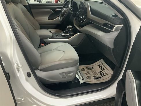 Used 2023 Toyota Highlander XLE AWD/4WD image 20