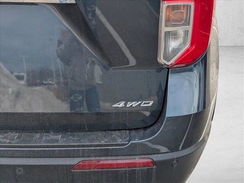Used 2022 Ford Explorer XLT w/ Equipment Group 202A image 9