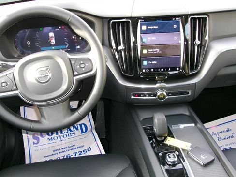 Used 2025 Volvo XC60 B5 Core image 11
