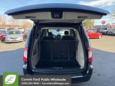 Used 2014 Chrysler Town & Country Touring image 32