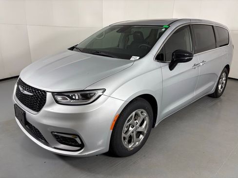 Used 2024 Chrysler Pacifica Limited image 4