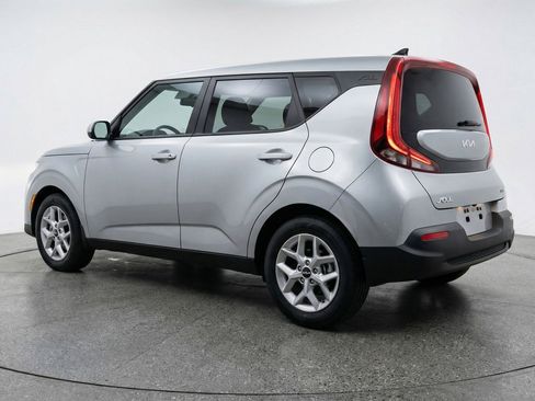 Used 2025 Kia Soul LX w/ LX Technology Package FWD image 6