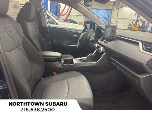 Used 2020 Toyota RAV4 XLE w/ Carpet Mat Package image 4