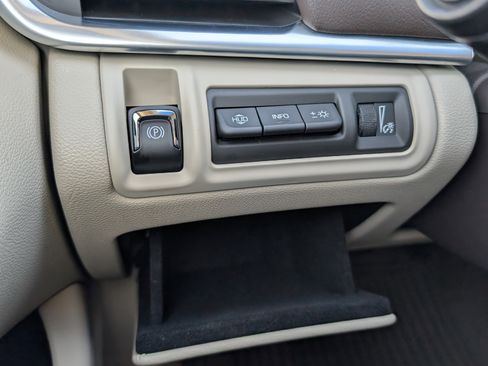 Used 2016 Cadillac XTS Premium image 25