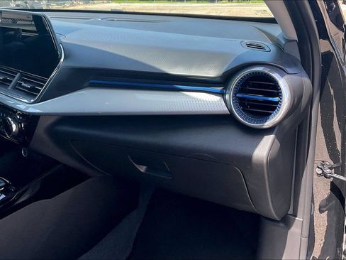 Used 2025 Chevrolet Trax LT FWD image 23
