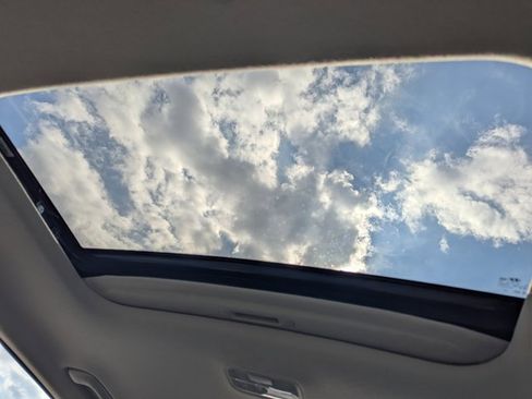 Used 2023 Hyundai Venue SEL image 27