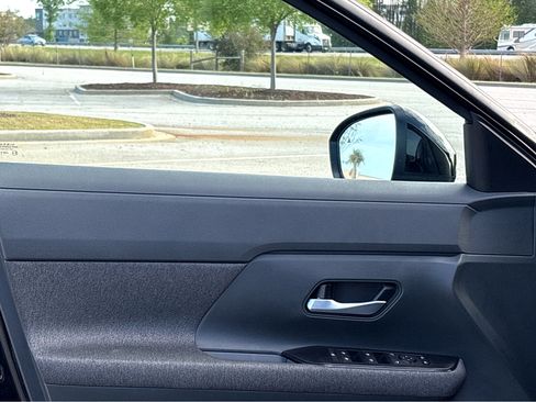 Used 2025 Nissan Kicks SV image 8