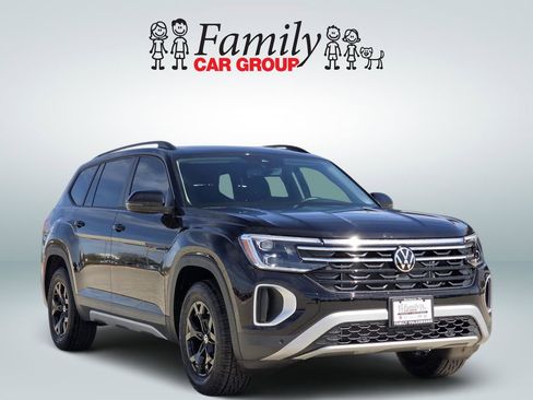 New 2026 Volkswagen Atlas Peak Edition image 2