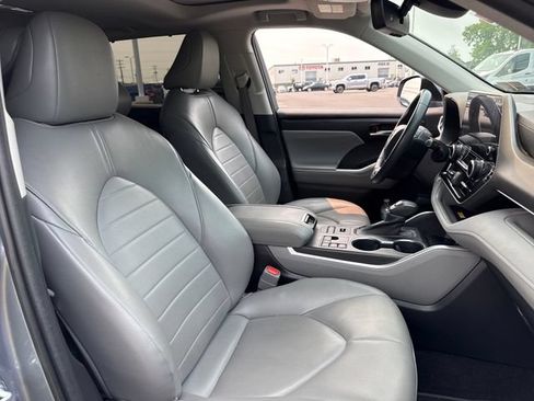 Used 2023 Toyota Highlander XLE AWD/4WD image 13
