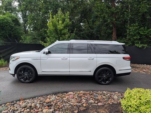 Used 2023 Lincoln Navigator L Reserve AWD/4WD image 2