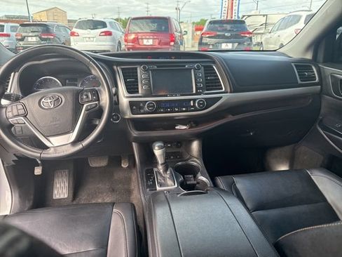 Used 2019 Toyota Highlander XLE AWD/4WD image 17