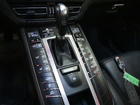 Used 2020 Porsche Macan image 25