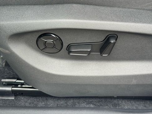 New 2025 Volkswagen Tiguan SE image 23