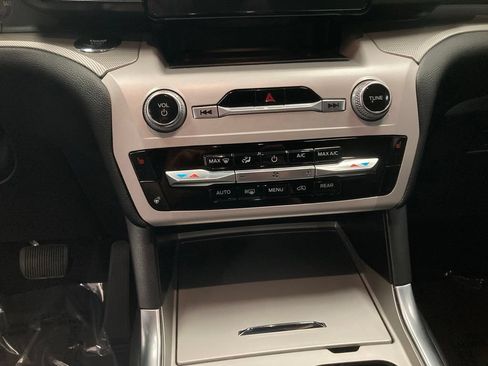 Used 2024 Ford Explorer XLT w/ Equipment Group 202A AWD/4WD image 26