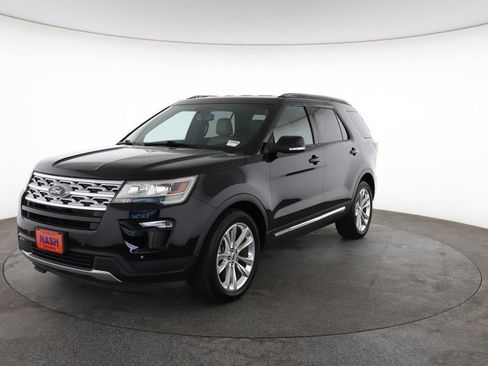Used 2018 Ford Explorer XLT w/ Equipment Group 202A FWD image 5