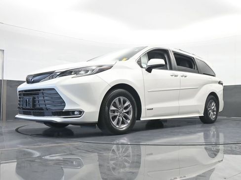 Used 2021 Toyota Sienna XLE image 59
