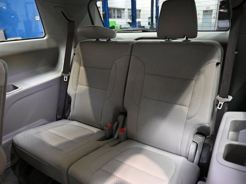 Used 2023 GMC Acadia SLE w/ Driver Convenience Package image 12