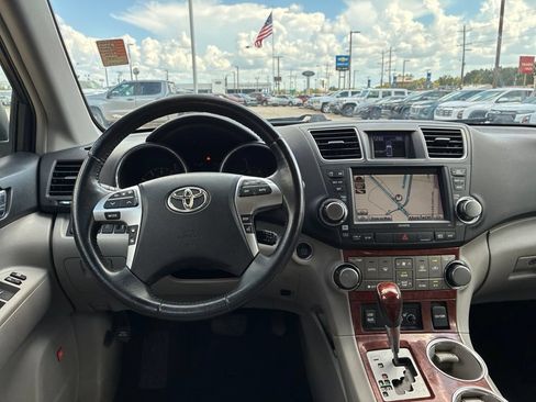 Used 2012 Toyota Highlander Limited w/ Tow Pkg FWD image 16