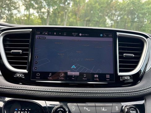Used 2025 Chrysler Pacifica Limited FWD image 21