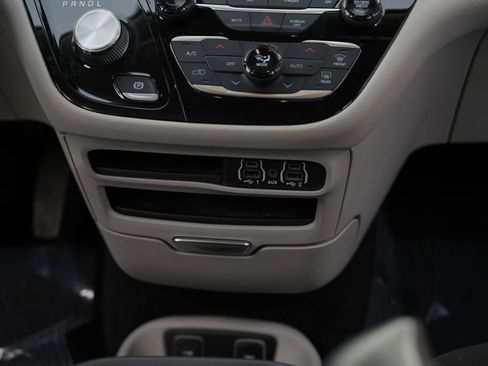 Used 2021 Chrysler Pacifica Touring image 33