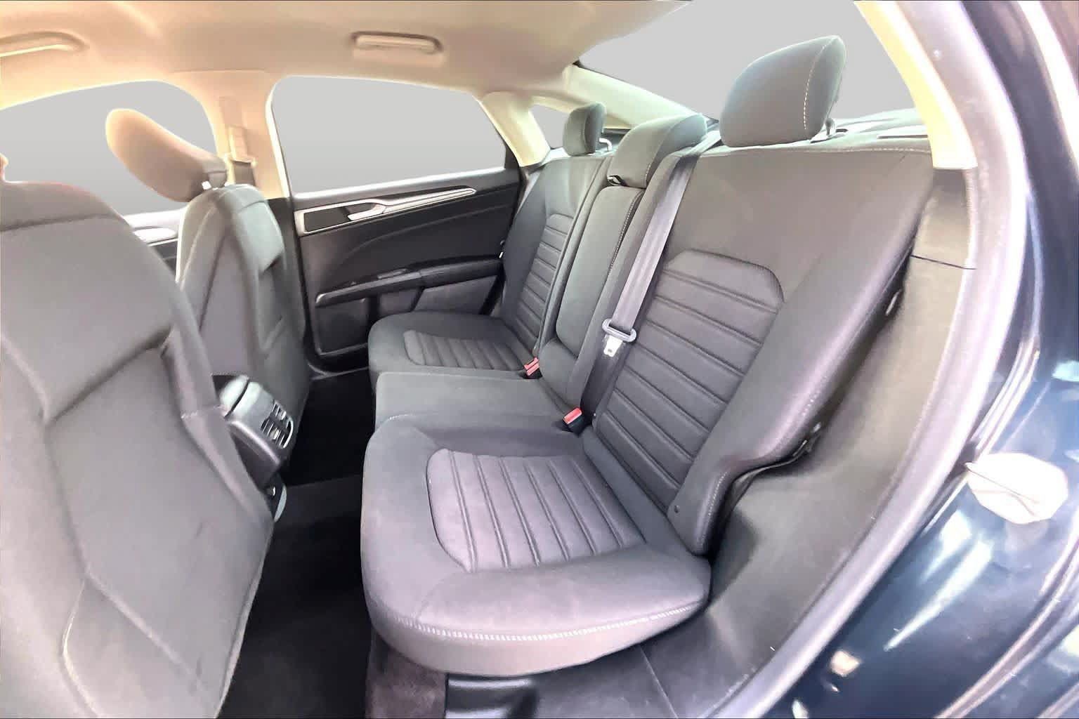 Used 2020 Ford Fusion SE FWD image 20