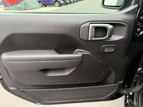 Used 2025 Jeep Wrangler Sport image 13