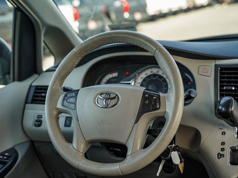 Used 2014 Toyota Sienna SE image 16