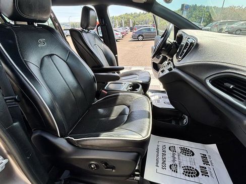 Used 2018 Chrysler Pacifica Limited FWD image 32
