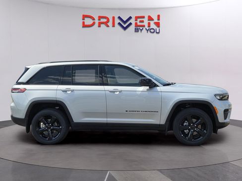 New 2025 Jeep Grand Cherokee Altitude image 11