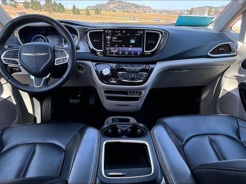 Used 2023 Chrysler Pacifica Touring-L FWD image 7