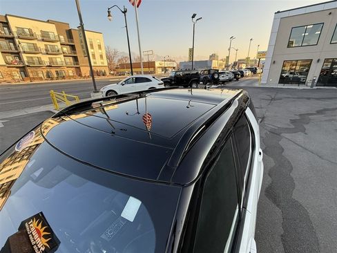 Used 2018 Land Rover Discovery HSE image 33