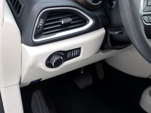 Used 2023 Chrysler Voyager LX image 26