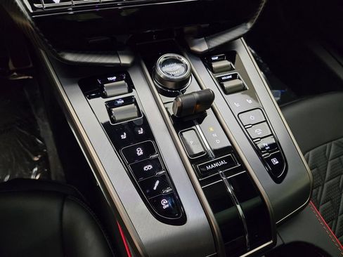 Used 2025 Aston Martin Vanquish RWD image 37