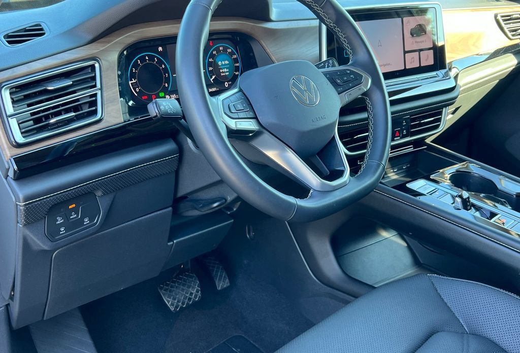 Used 2024 Volkswagen Atlas SE AWD/4WD image 21