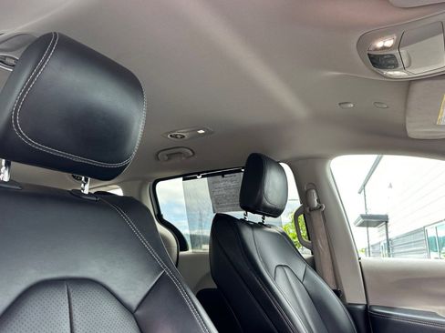 Used 2023 Chrysler Pacifica Touring-L FWD image 18