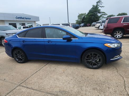 Used 2018 Ford Fusion SE w/ Equipment Group 201A FWD image 4