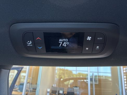 Certified 2025 Chrysler Pacifica Select FWD image 16