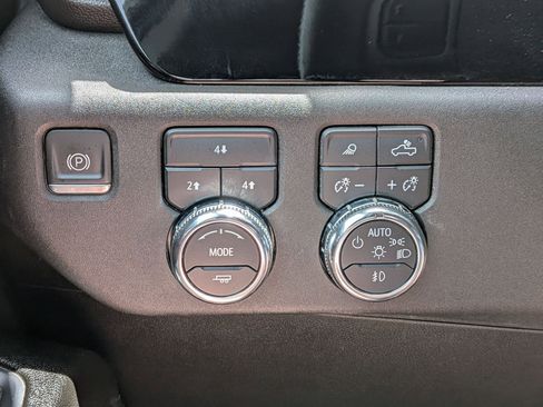 Used 2024 GMC Sierra 3500 SLE w/ SLE Convenience Package AWD/4WD image 18