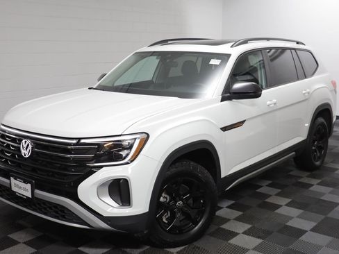 Used 2025 Volkswagen Atlas Peak Edition SE image 2