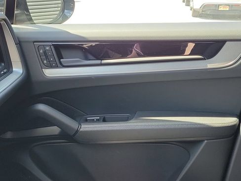 Certified 2025 Porsche Cayenne AWD/4WD image 23