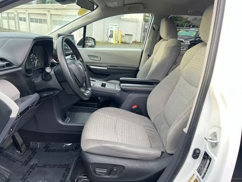 Used 2023 Toyota Sienna LE image 16