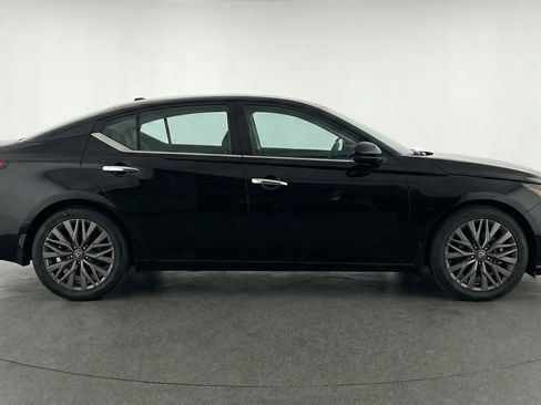 Used 2025 Nissan Altima 2.5 SV image 11