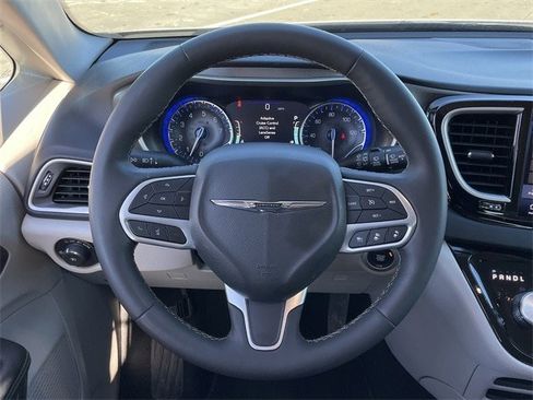 Used 2024 Chrysler Pacifica Touring-L image 11