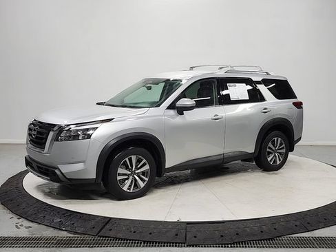 Used 2025 Nissan Pathfinder SL FWD image 3