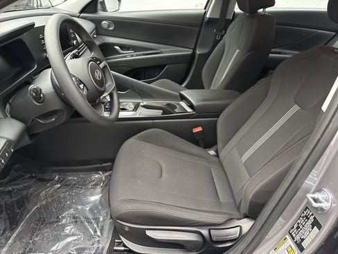 Used 2025 Hyundai Elantra SE image 11