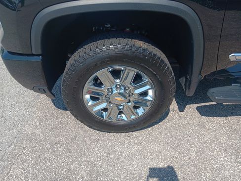 Used 2024 Chevrolet Silverado 2500 High Country w/ High Country Premium Package AWD/4WD image 2