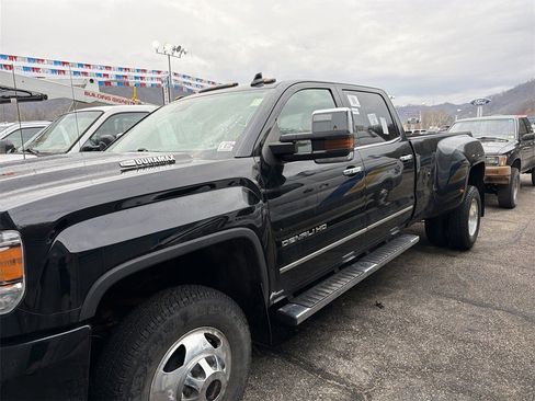 Used 2017 GMC Sierra 3500 Denali image 3