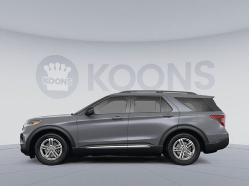 Used 2022 Ford Explorer XLT AWD/4WD image 2