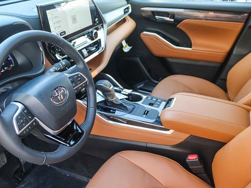 New 2026 Toyota Highlander Platinum AWD/4WD image 19